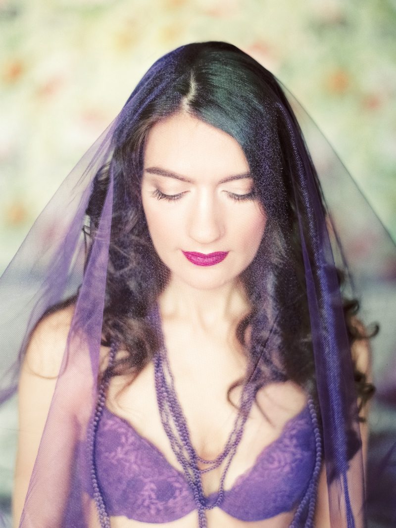 Purple Boudoir: стилизованная съемка утра невесты