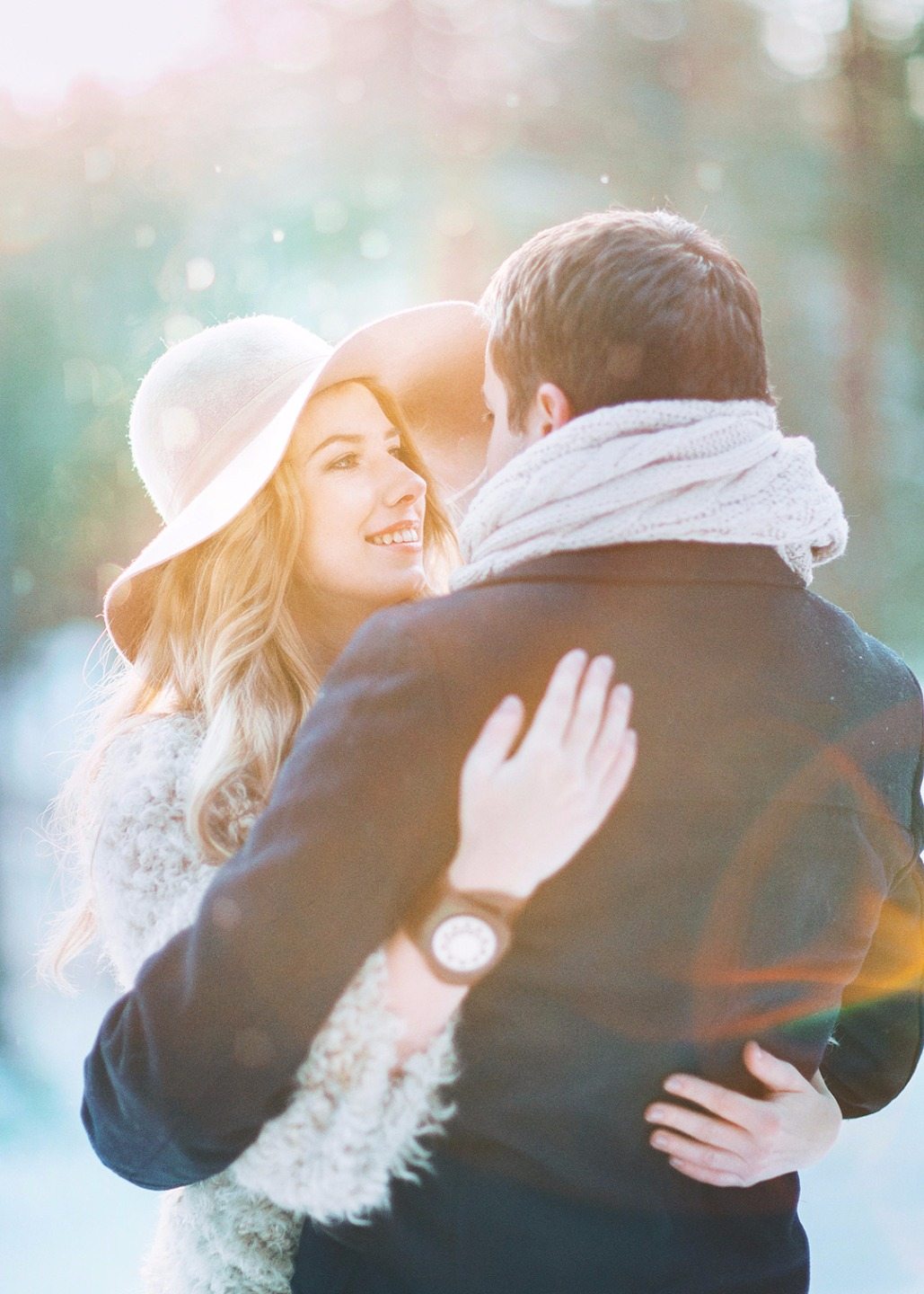 Пара радуется. Зима любовь. Beautiful Love stories. Красивые картинки зима любовь двое. Love story на финском заливе.