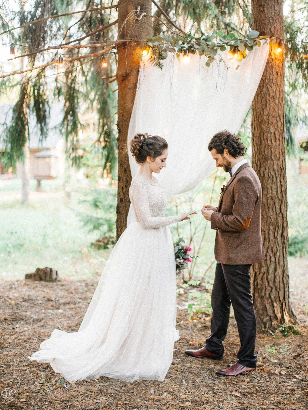 На опушке соснового леса: свадьба Руслана и Елены