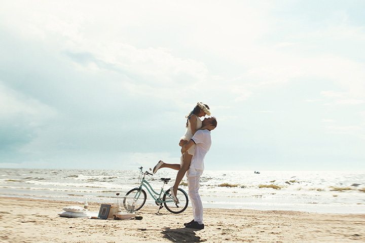 Вело лов. Велосипед на пляже. Любовь на велосипеде. "Прогулка по пляжу на велосипедах". Пара на велосипедах Эстетика.