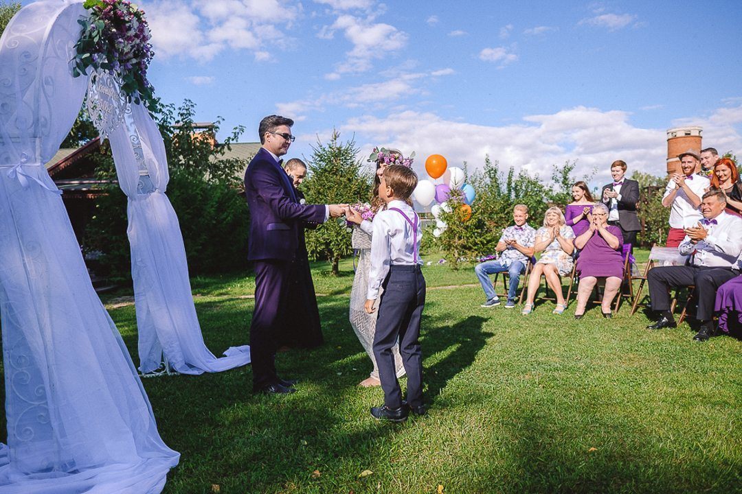 Яркая летняя свадьба в фиолетовой палитре