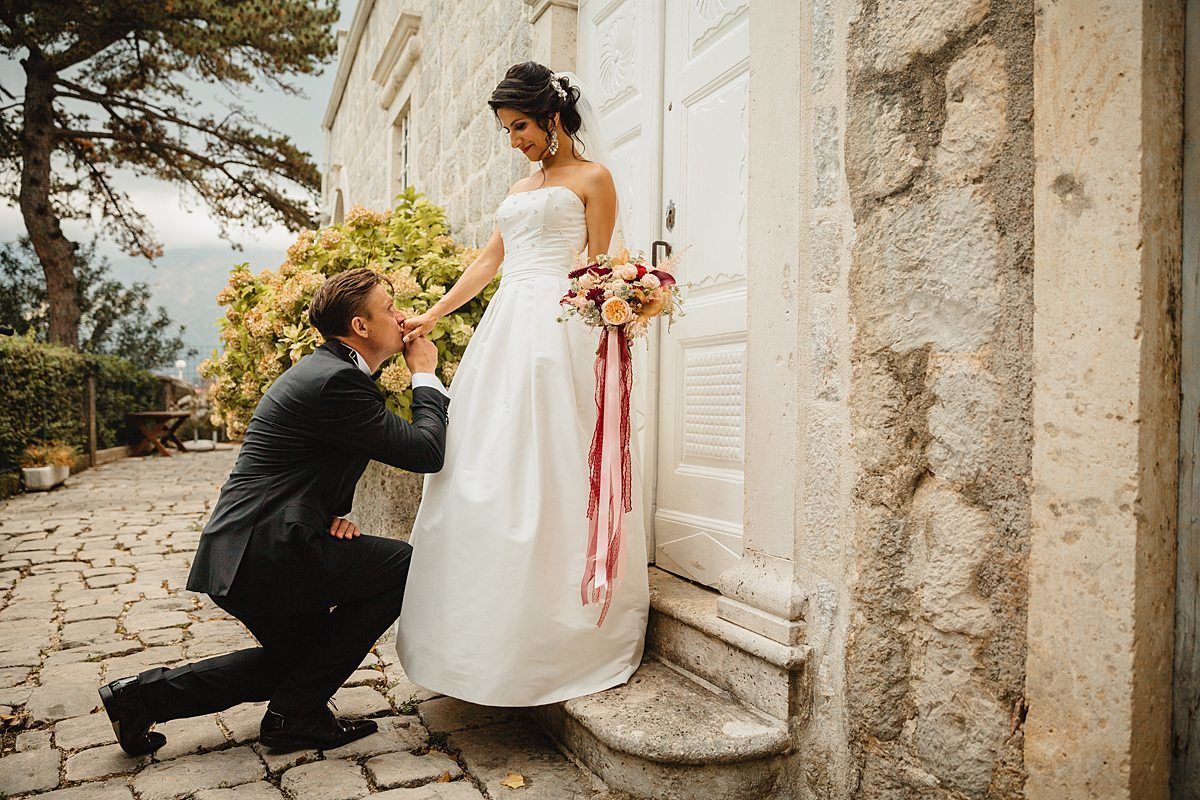 Классическая свадьба в цвете марсала в Черногории