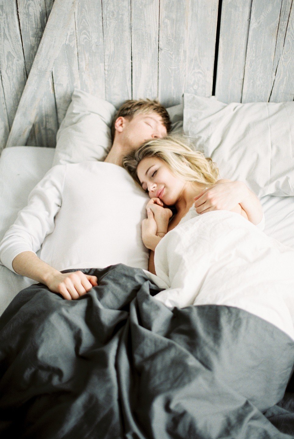 Утро красивой пары. Обнимашки в кровати. Утренние обнимашки в постели. Вдвоем в кровати. Утро с любимым.