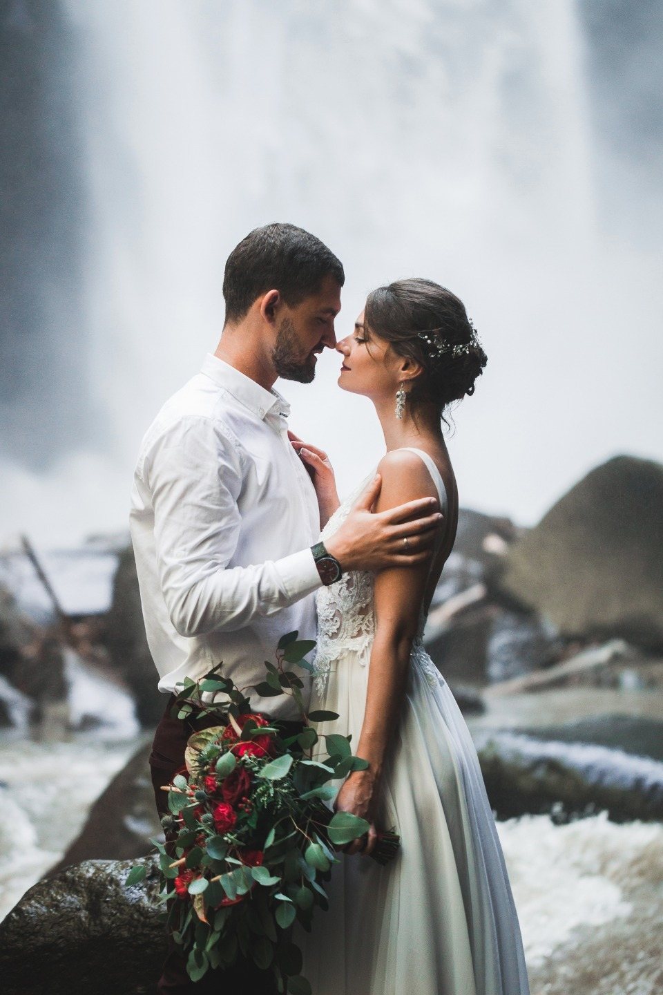 Под шум водопада: свадьба для двоих на Бали