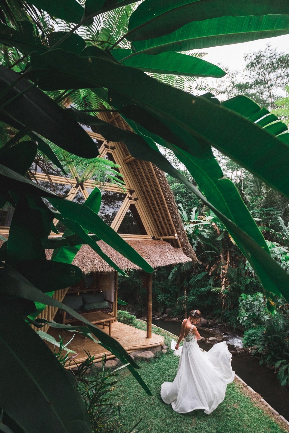 Под шум водопада: свадьба для двоих на Бали