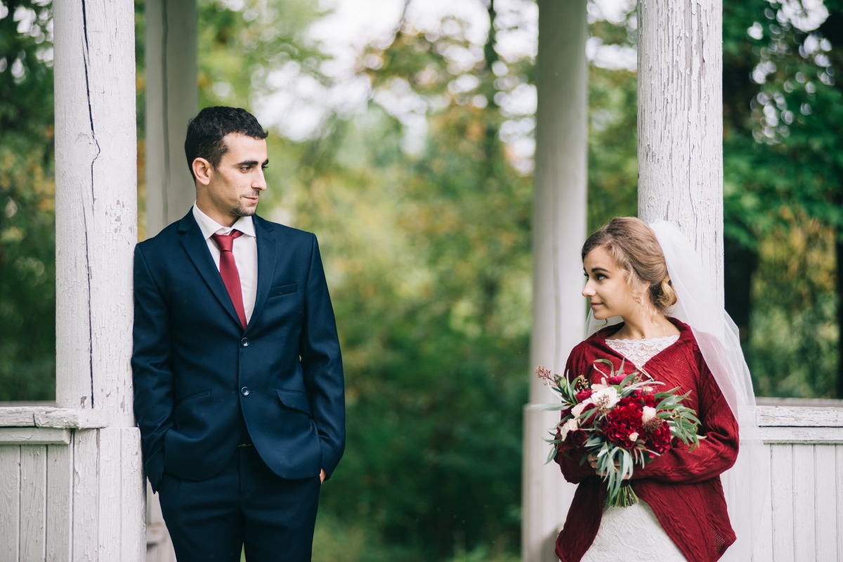 Осень в цвете бордо: свадьба в лесу