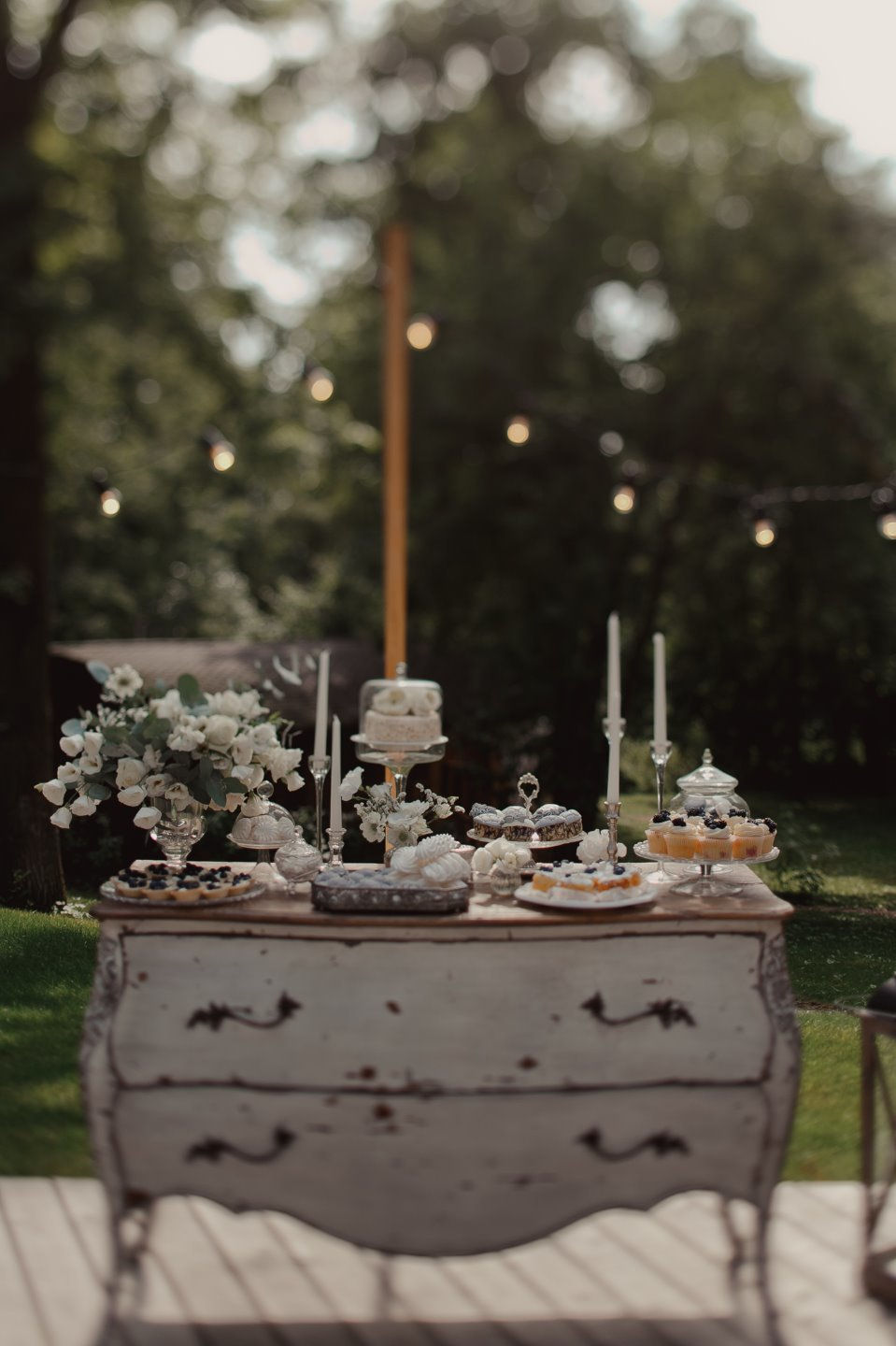 Романтичный уют: летняя загородная свадьба в серой палитре