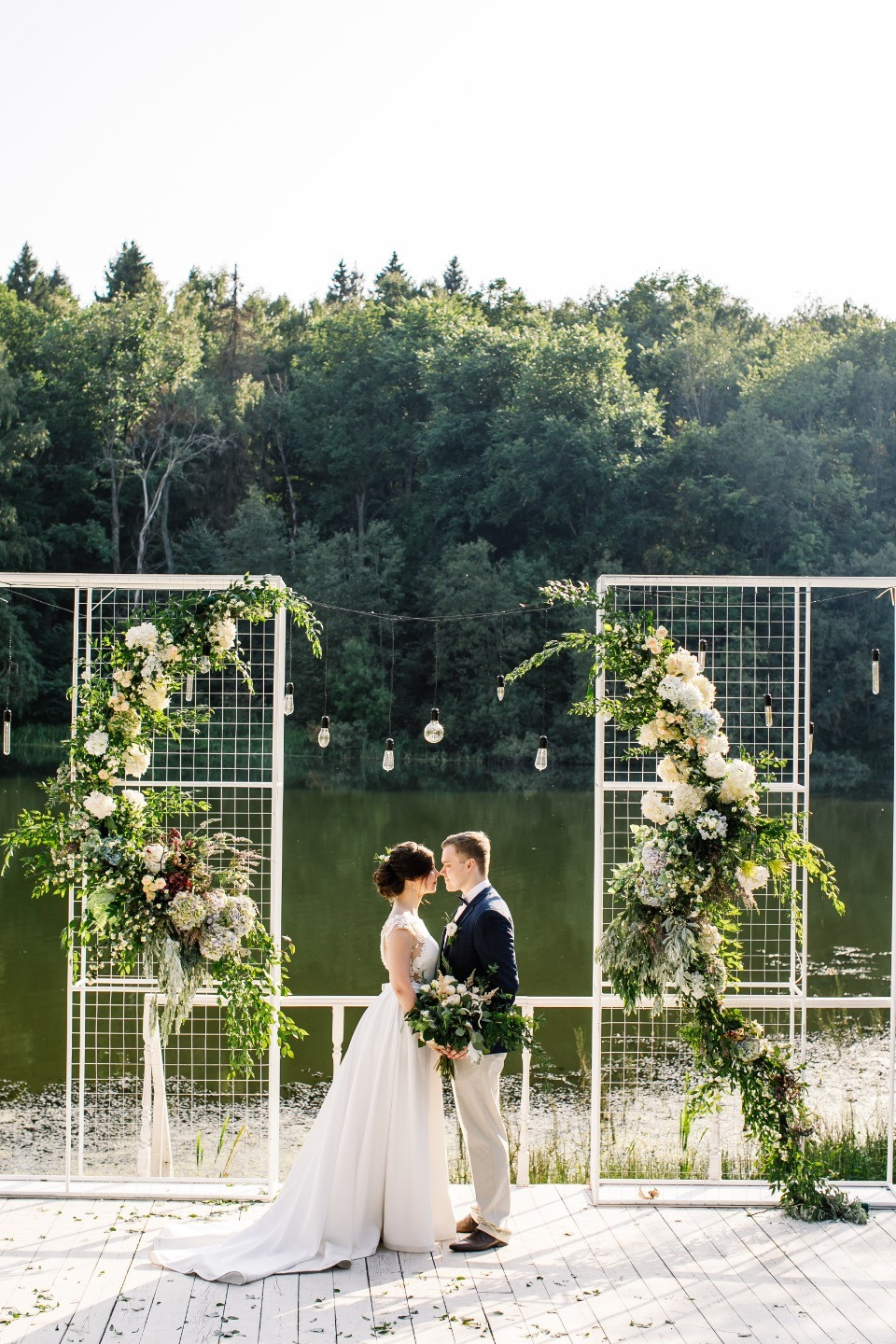 Романтичный уют: свадьба в шатре на берегу озера
