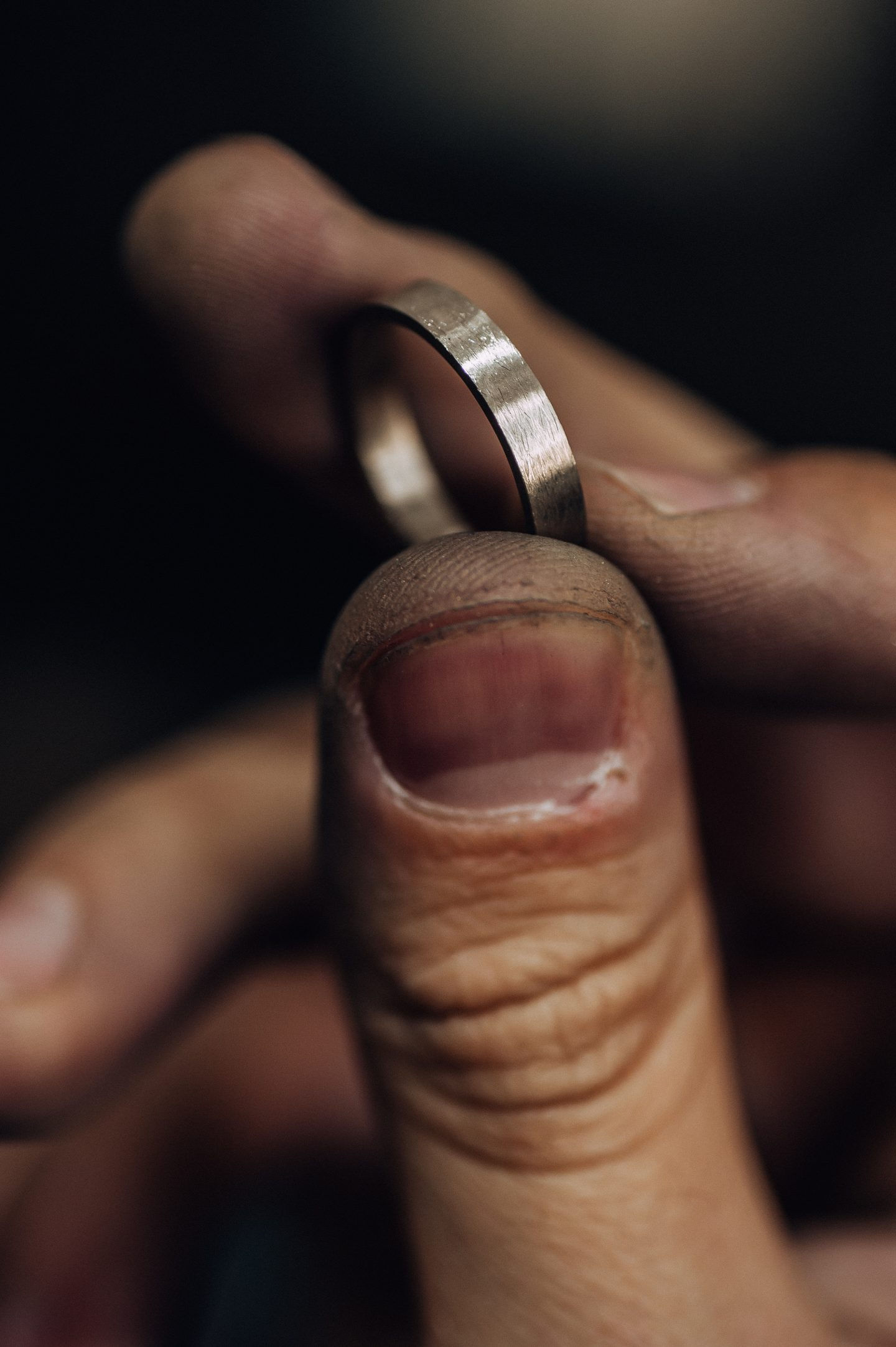 Мужское обручальное кольцо на пальце