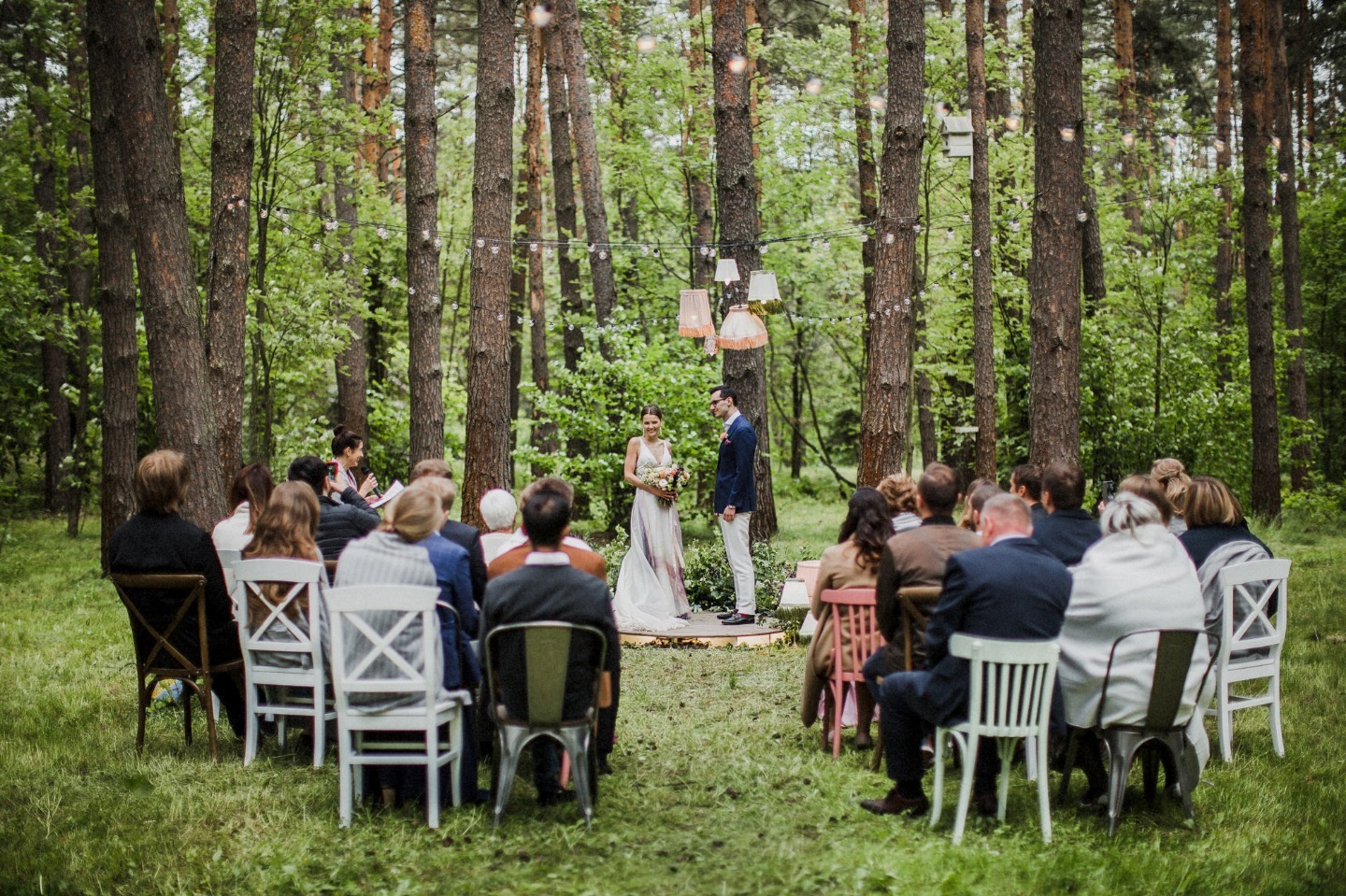 Уют и ретро на свадьбе в сосновом лесу