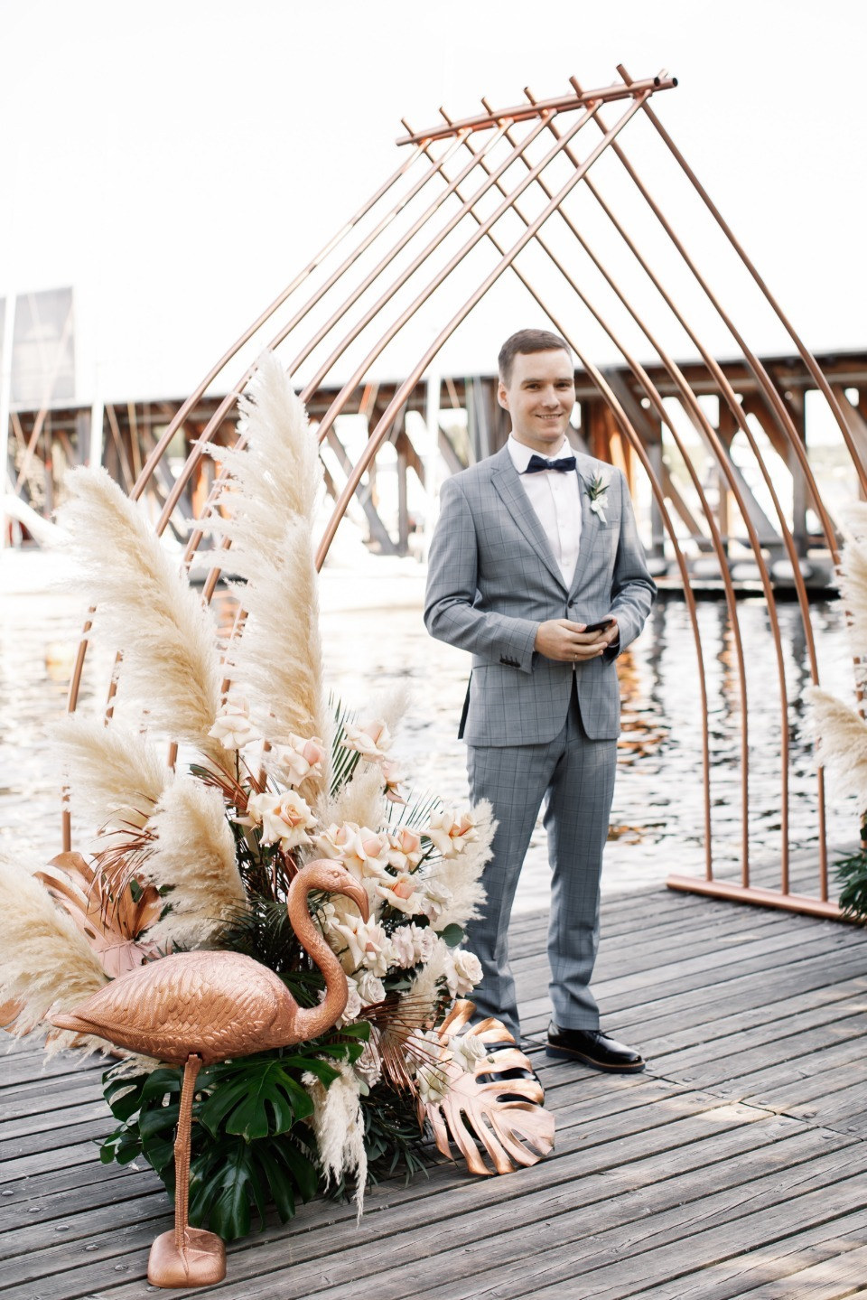 Розовое золото и фламинго: свадьба в тропическом стиле