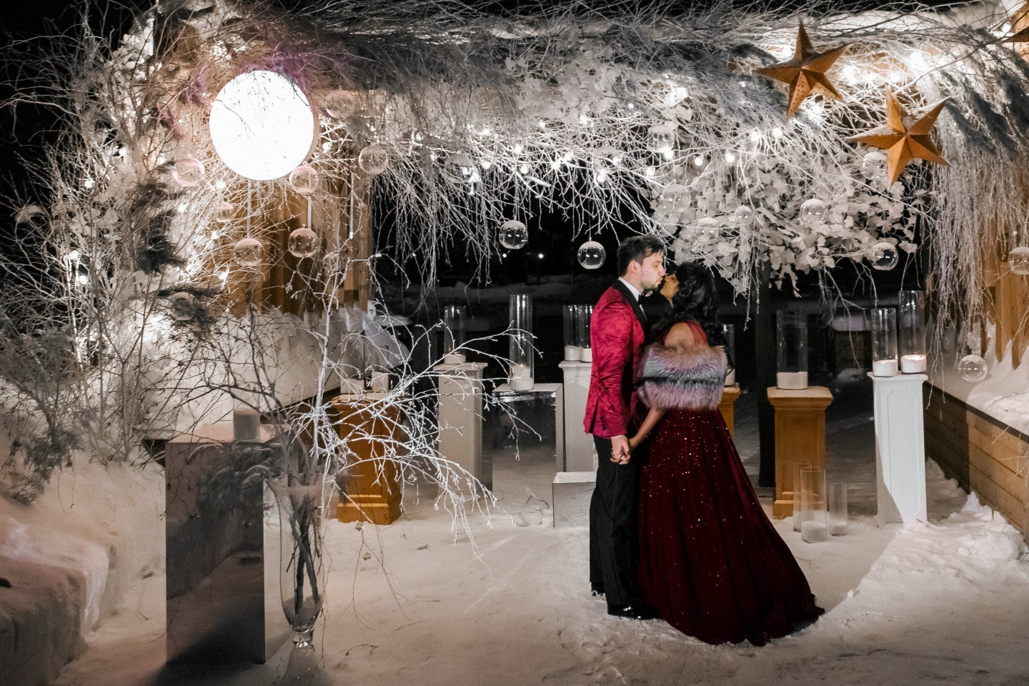 ФОТО ИЗ СТАТЬИ: Зимняя сказка в красных тонах: русско-индийская свадьба