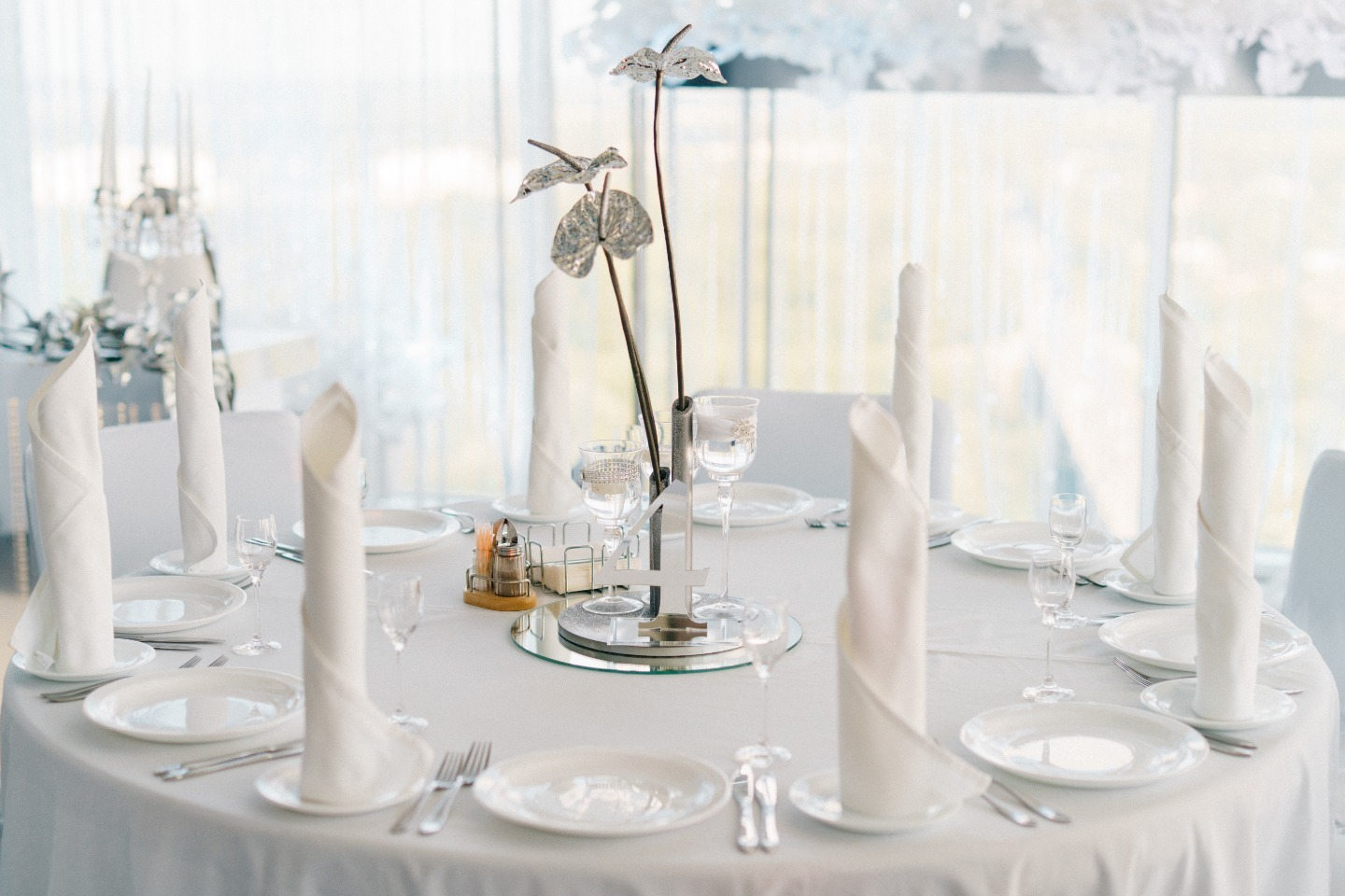 Черно-белая классика: роскошная свадьба в ресторане