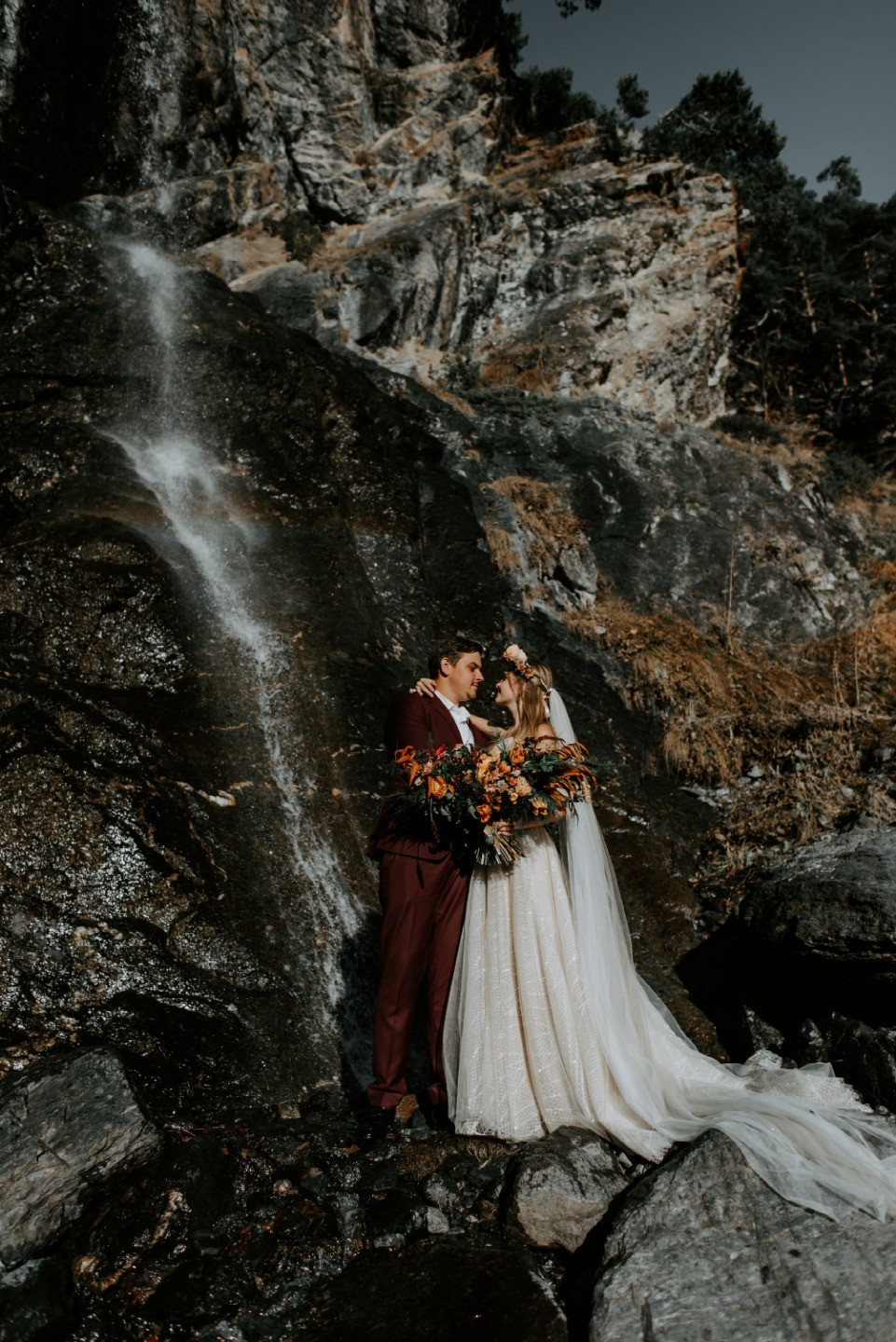 Love-story у Баритового водопада в цветах осени