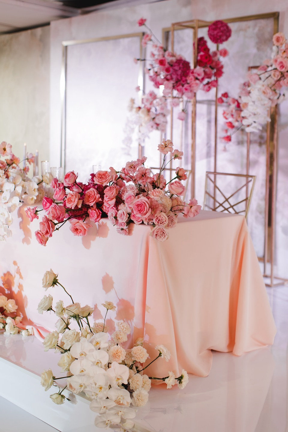 ФОТО ИЗ СТАТЬИ: Романтика в сердце Москвы: свадьба в розовом цвете