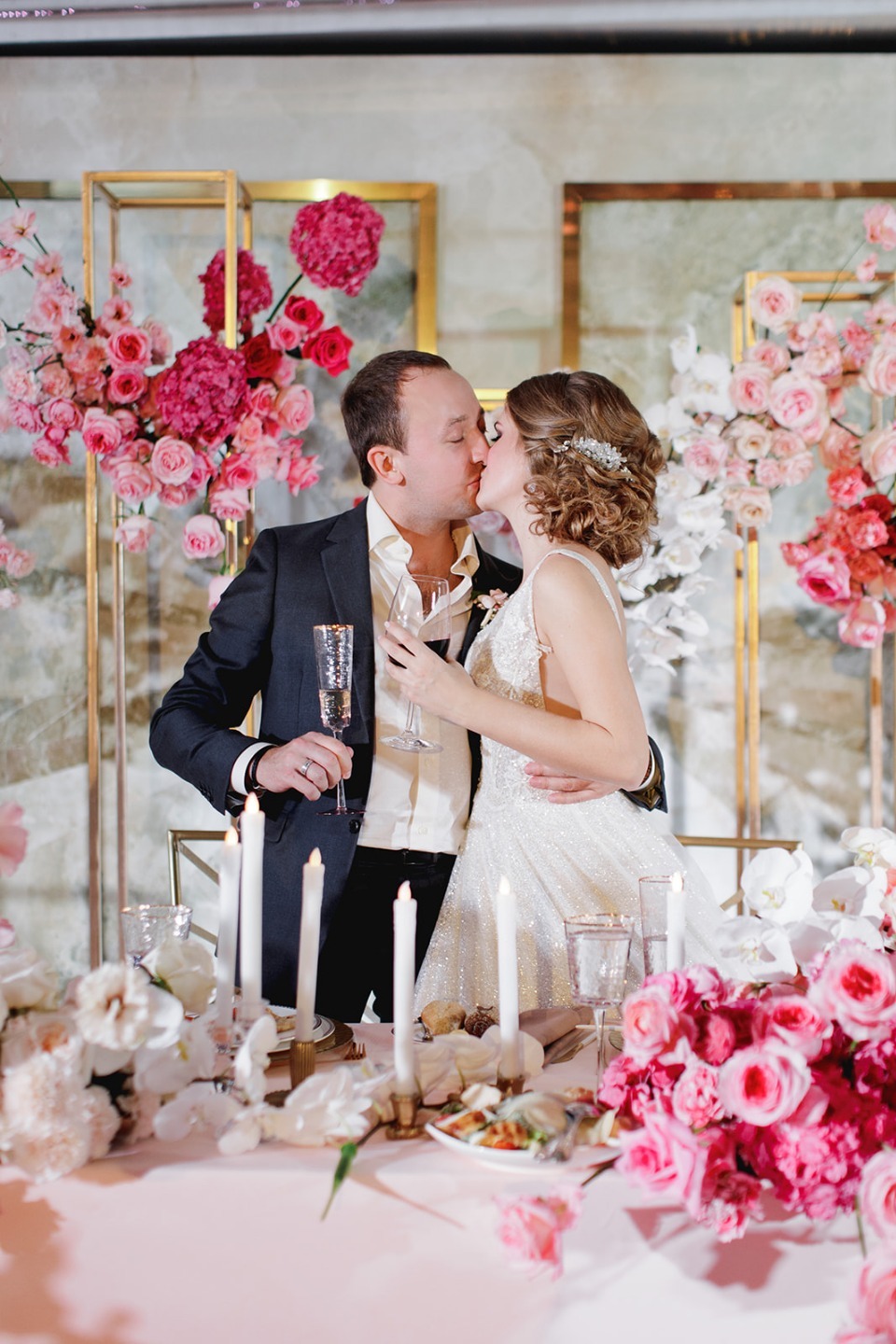 ФОТО ИЗ СТАТЬИ: Романтика в сердце Москвы: свадьба в розовом цвете