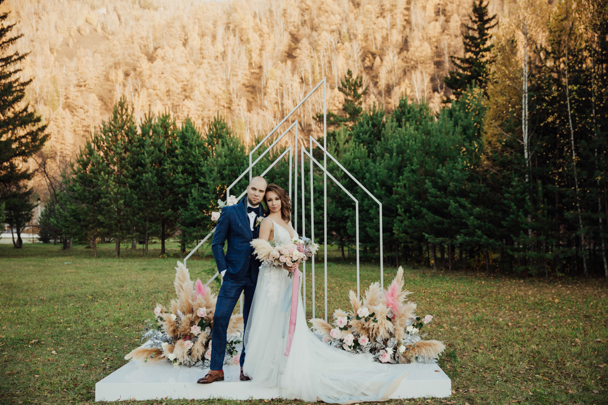 Атмосферная свадьба с видом на горы в стиле &#171;геометрия&#187;