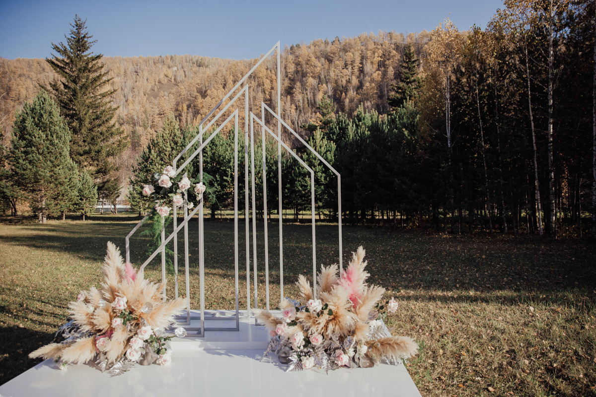 Атмосферная свадьба с видом на горы в стиле «геометрия»