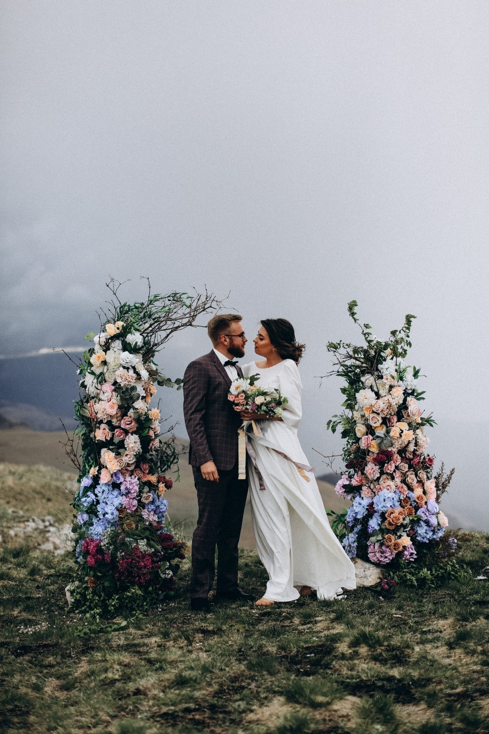 ФОТО ИЗ СТАТЬИ: Двое в горах: стилизованная свадьба на Кавказе