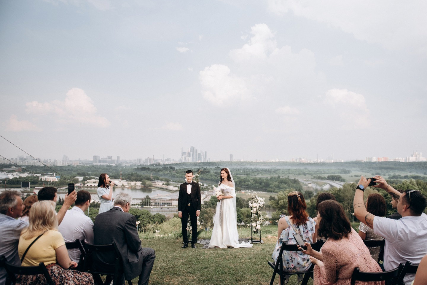 В серой дымке: свадьба в городской стилистике