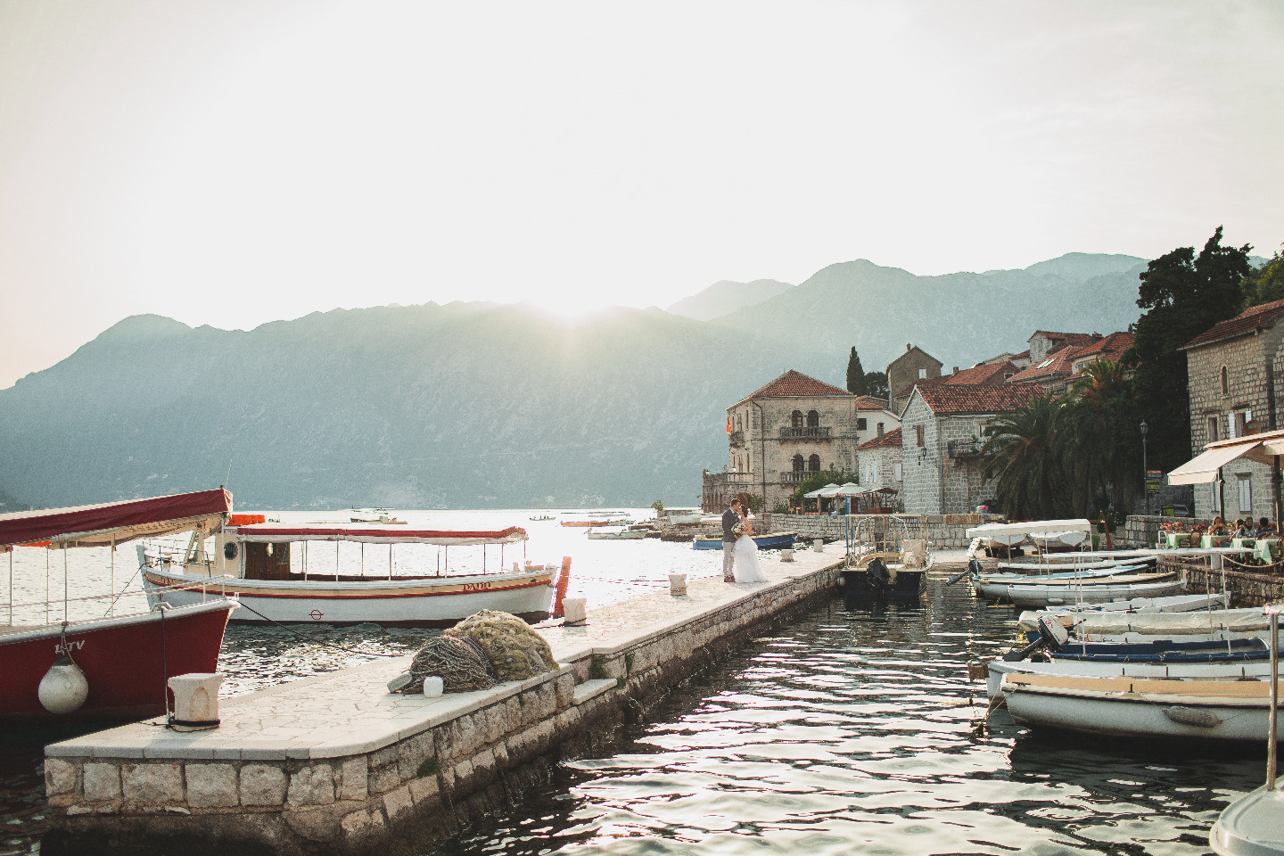 ФОТО ИЗ СТАТЬИ: Свадьба для двоих среди уютных улочек Черногории
