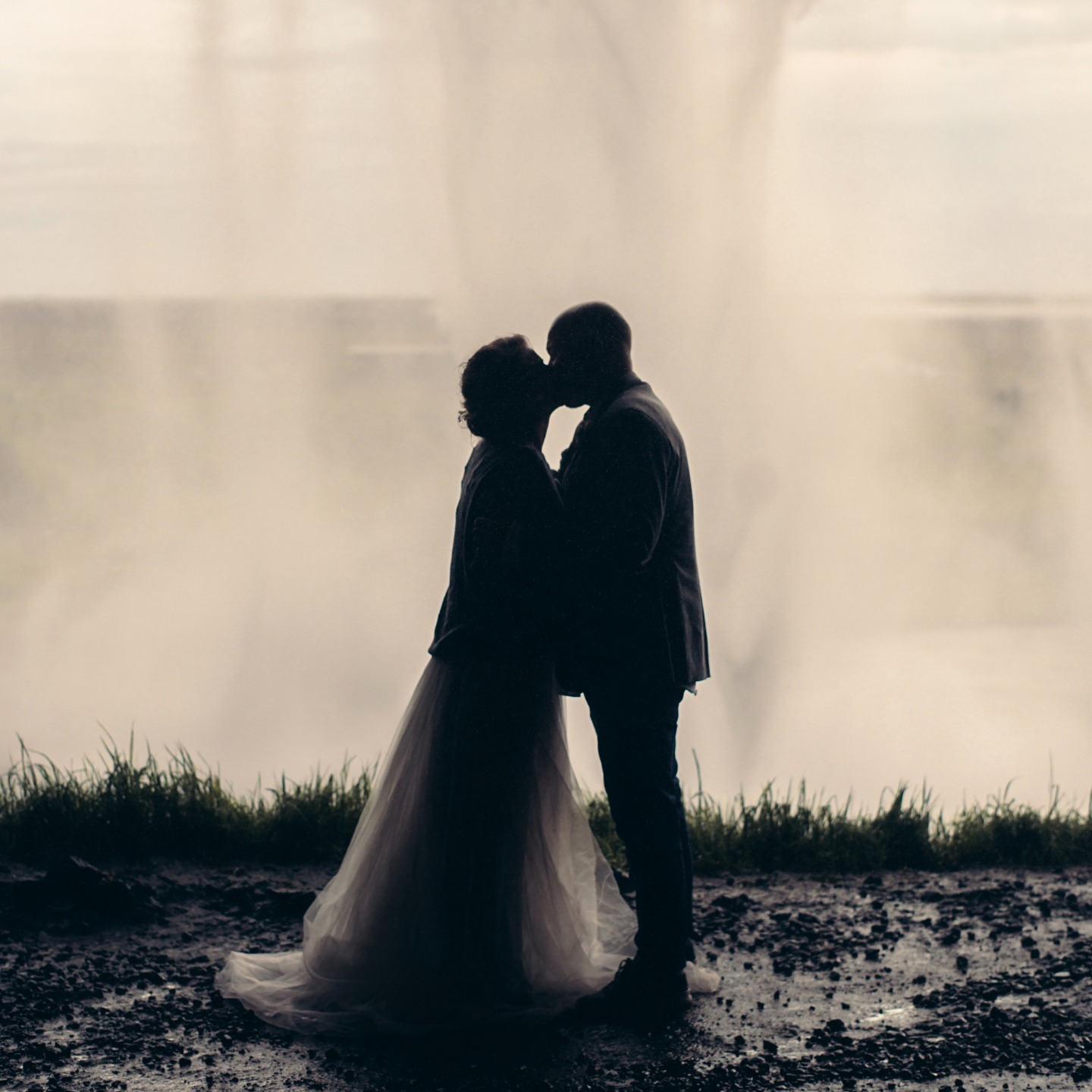 Свадьба для двоих среди чарующих пейзажей Исландии