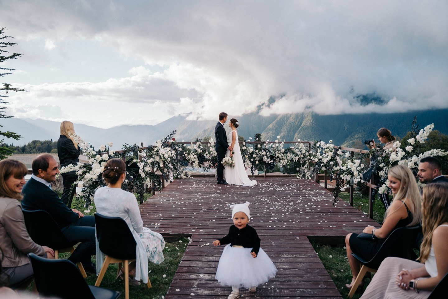 Любовь в горах: семейная свадьба в черно-белой палитре
