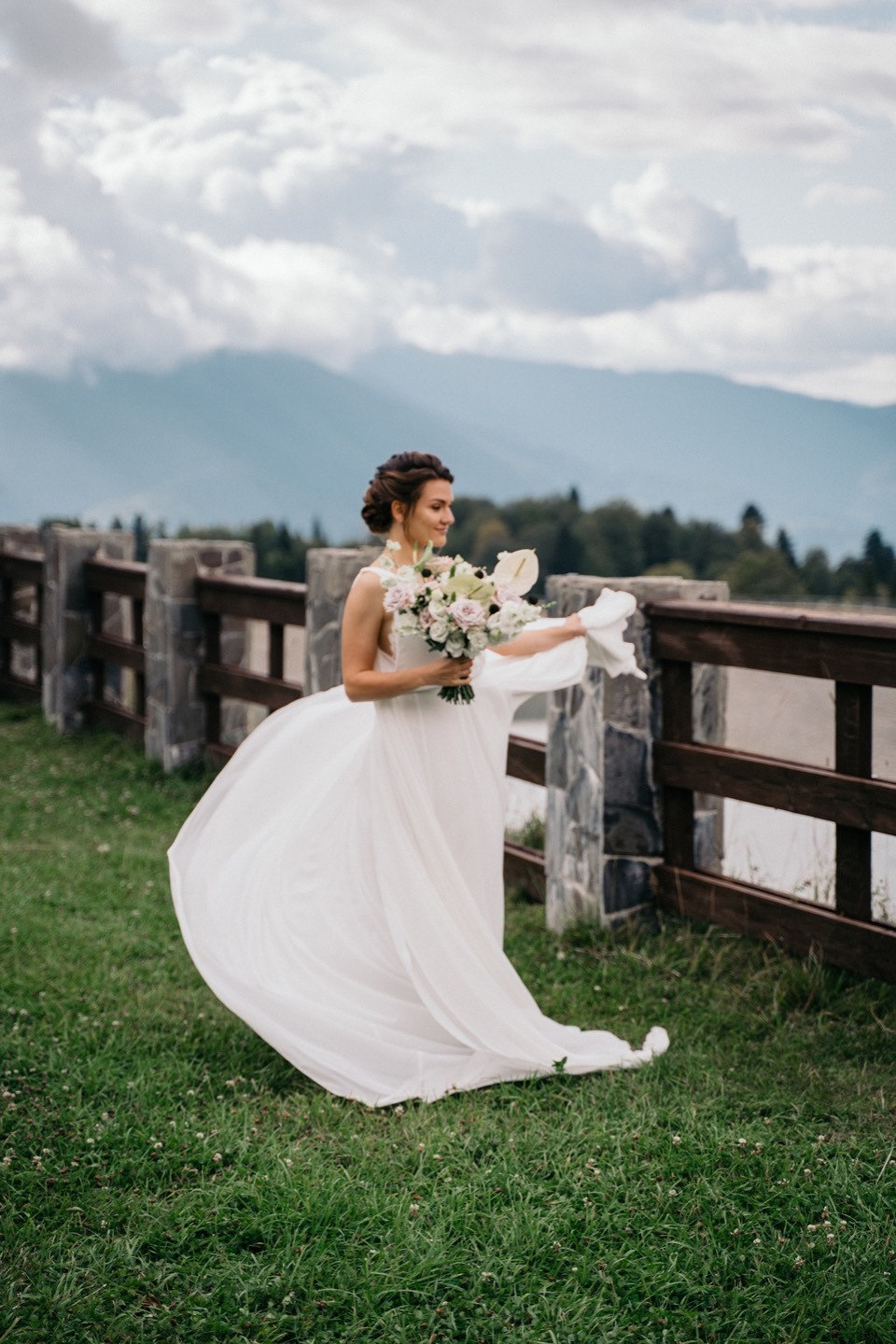 ФОТО ИЗ СТАТЬИ: Любовь в горах: семейная свадьба в черно-белой палитре