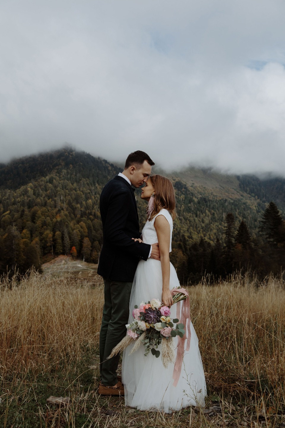 ФОТО ИЗ СТАТЬИ: Weekend в Горах: яркая свадьба в богемном стиле