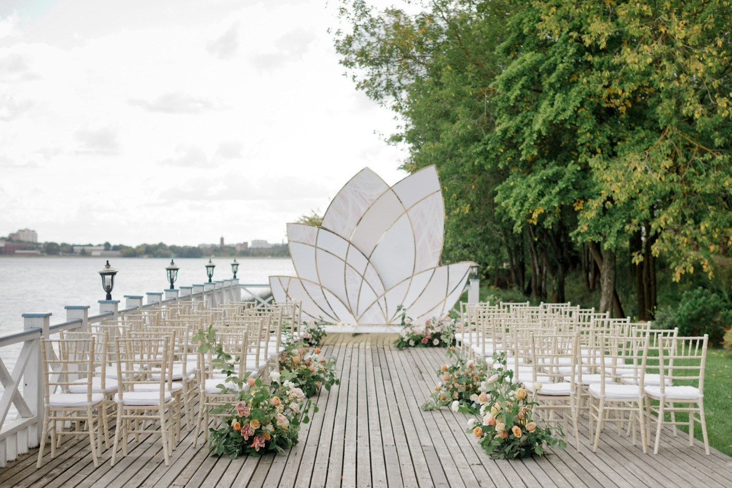 ФОТО ИЗ СТАТЬИ: Этюд в нежных тонах: классическая свадьба на озере