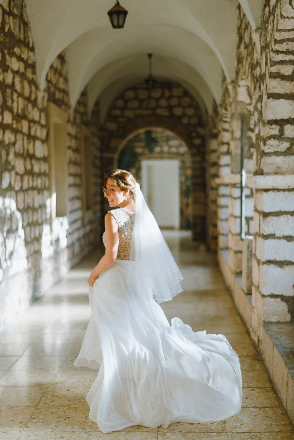 ФОТО ИЗ СТАТЬИ: Черногория, солнце и любовь: романтичная свадьба в светлых тонах