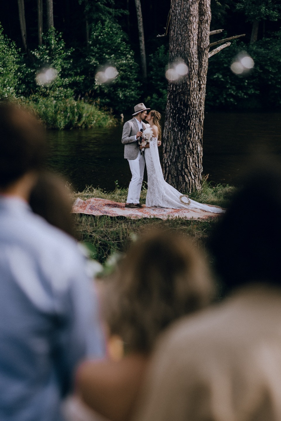 «Под открытым небом»: бохо и рустик свадьба посреди озера