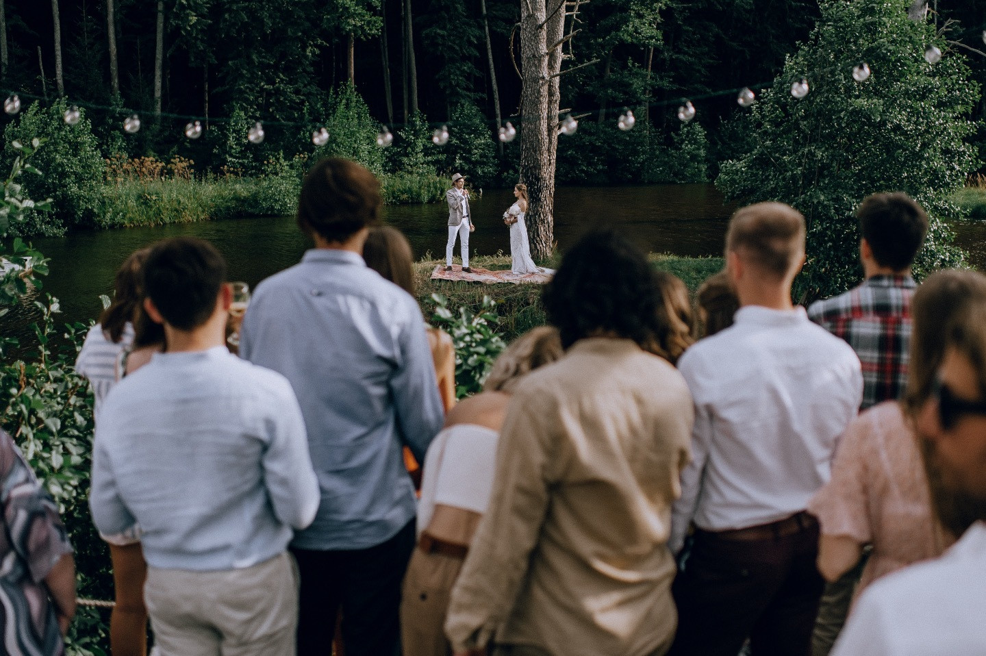«Под открытым небом»: бохо и рустик свадьба посреди озера