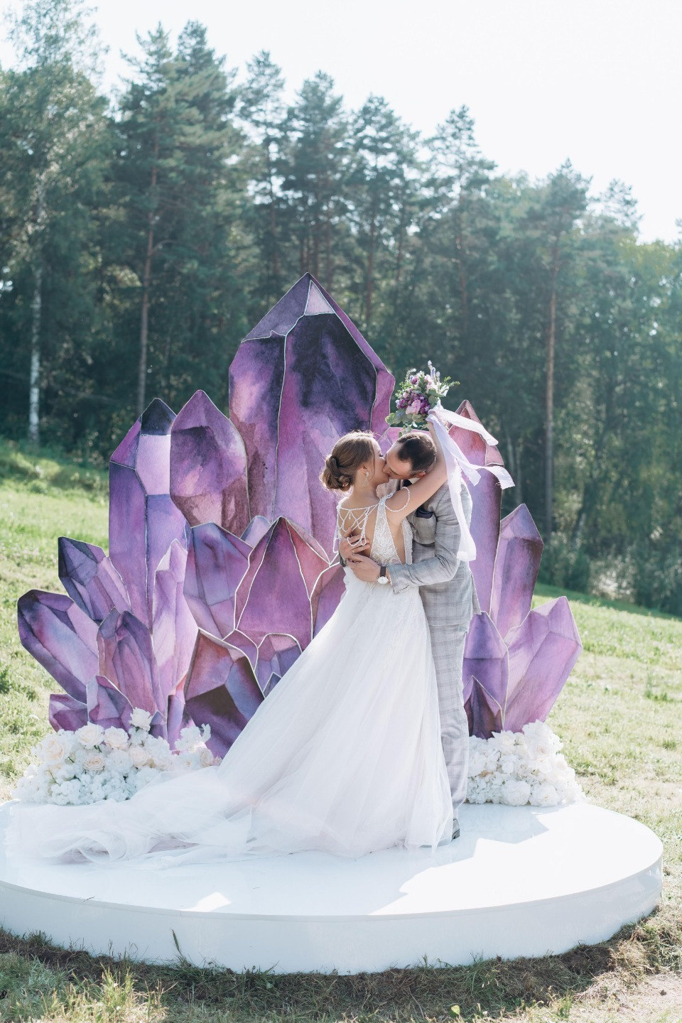 ФОТО ИЗ СТАТЬИ: Сила фиолетового угля: современная свадьба в стиле геометрия