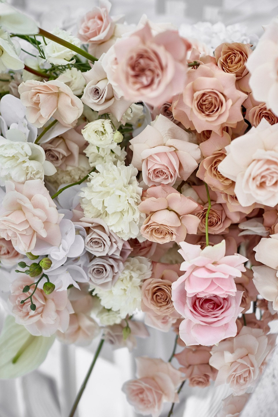 ФОТО ИЗ СТАТЬИ: Классическая свадьба в розовых оттенках на берегу реки