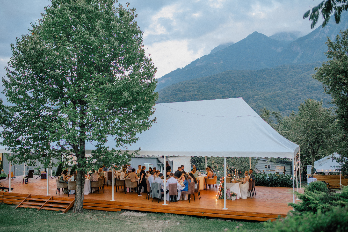 ФОТО ИЗ СТАТЬИ: Уютная свадьба в горах на свежем воздухе