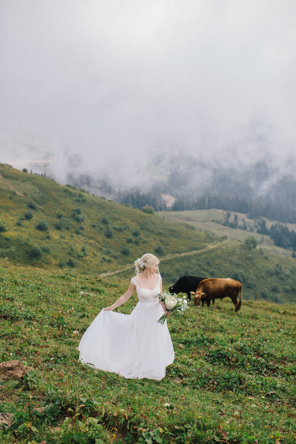 ФОТО ИЗ СТАТЬИ: Уютная свадьба в горах на свежем воздухе