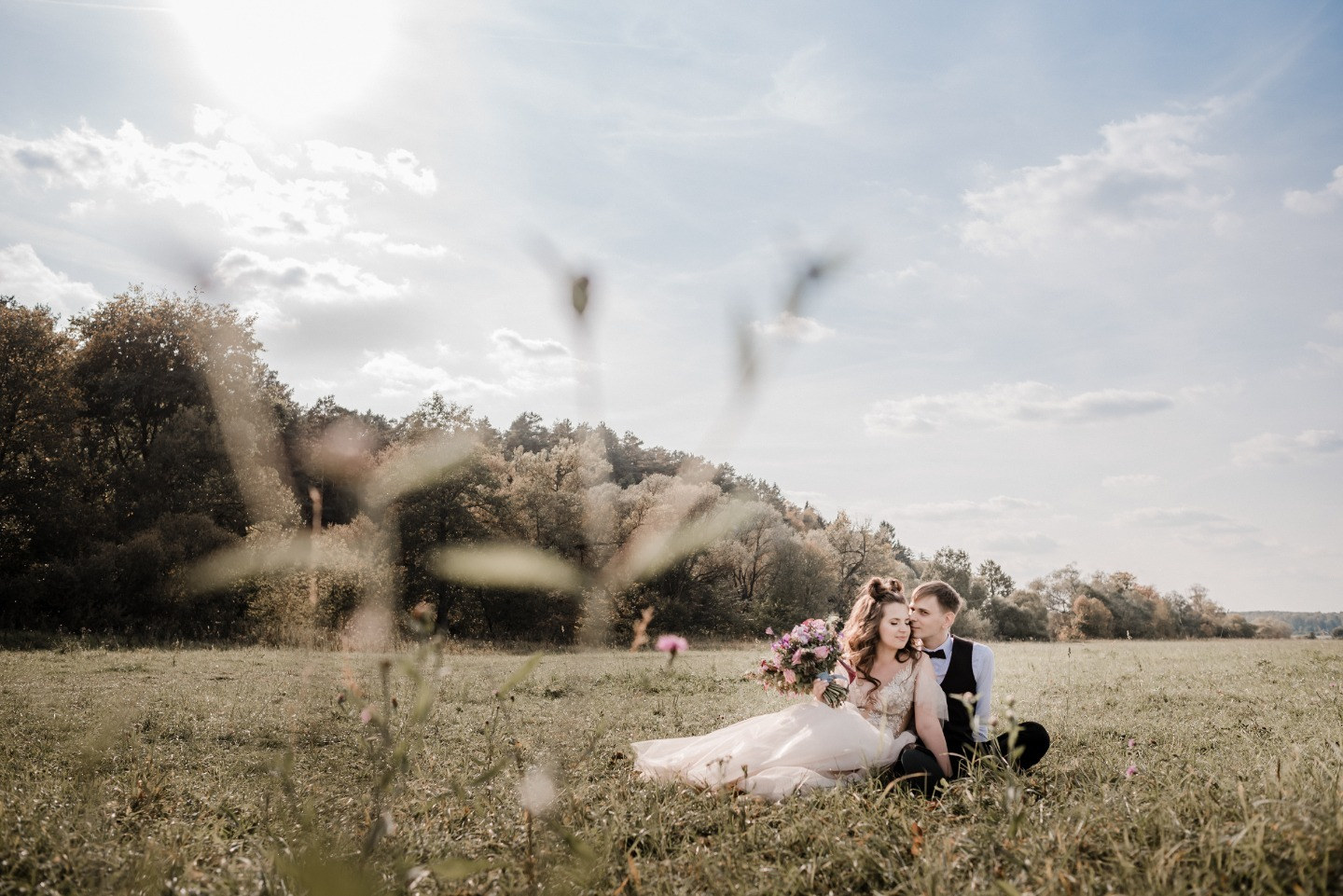ФОТО ИЗ СТАТЬИ: Романтическая загородная свадьба в фиолетовых оттенках