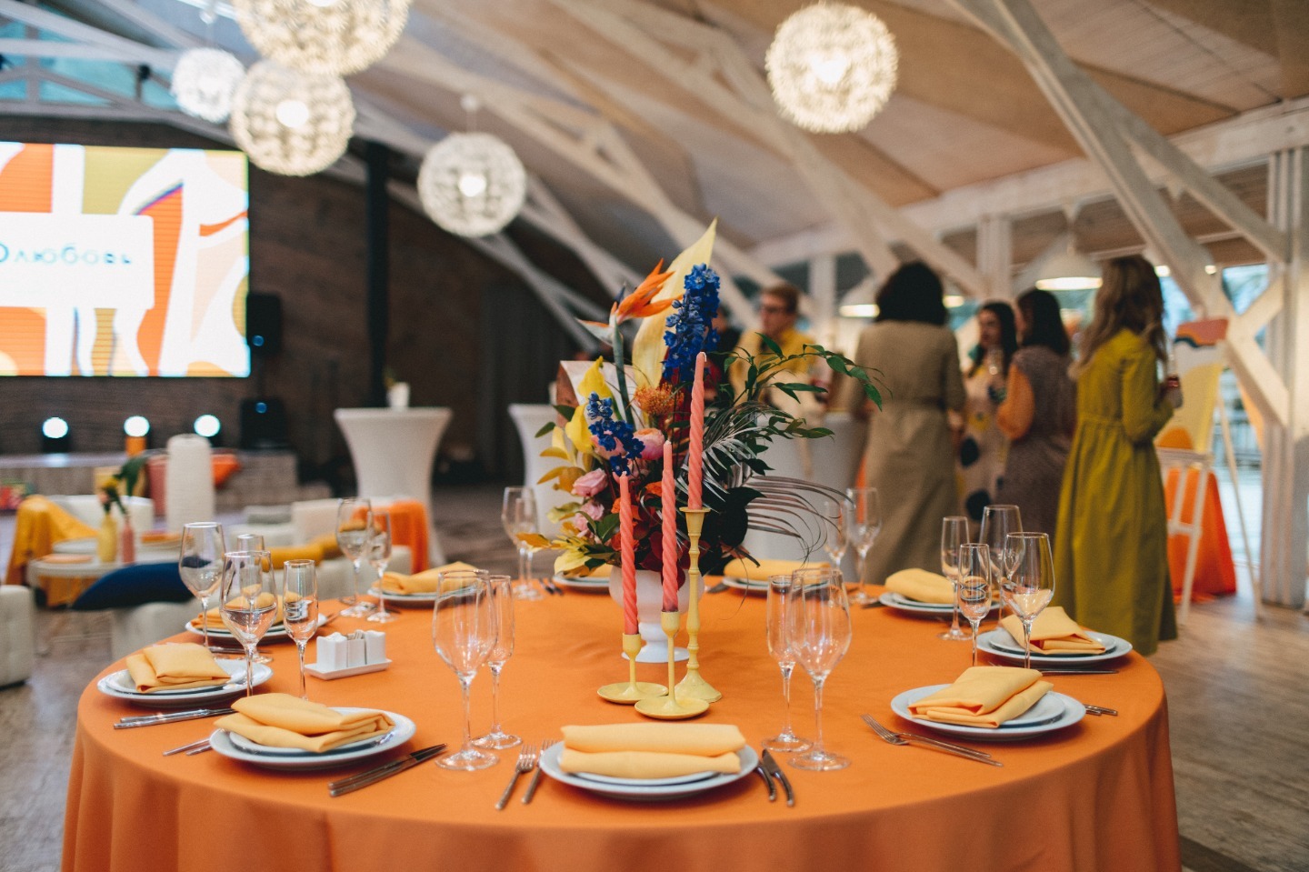 Orange: стильная свадьба-вечеринка за городом