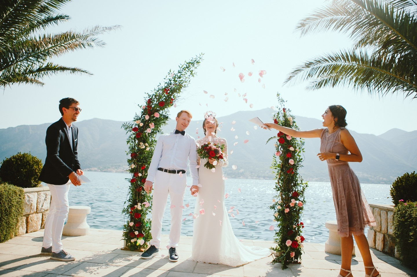 ФОТО ИЗ СТАТЬИ: Ягодные оттенки: интернациональная свадьба в Черногории