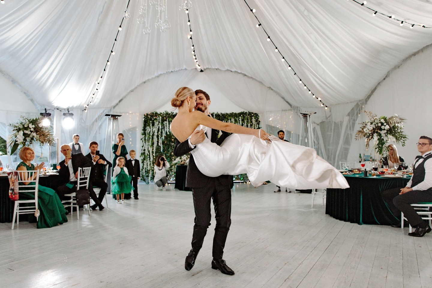 ФОТО ИЗ СТАТЬИ: Итальянский стиль: камерная свадьба на открытом воздухе