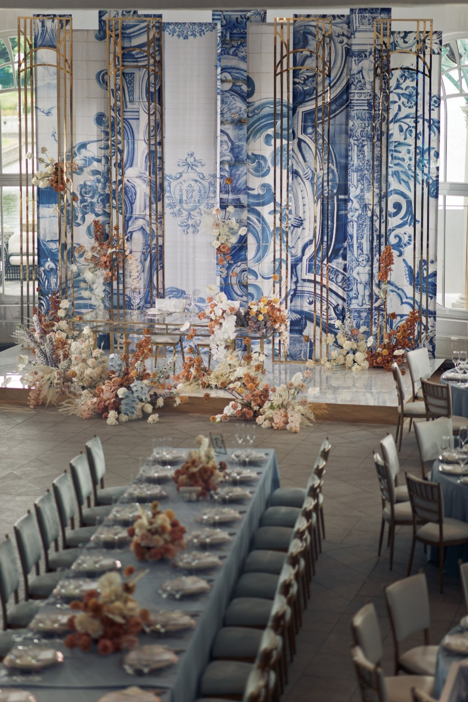 ФОТО ИЗ СТАТЬИ: Aesthetics of blue: эко-свадьба в ресторане