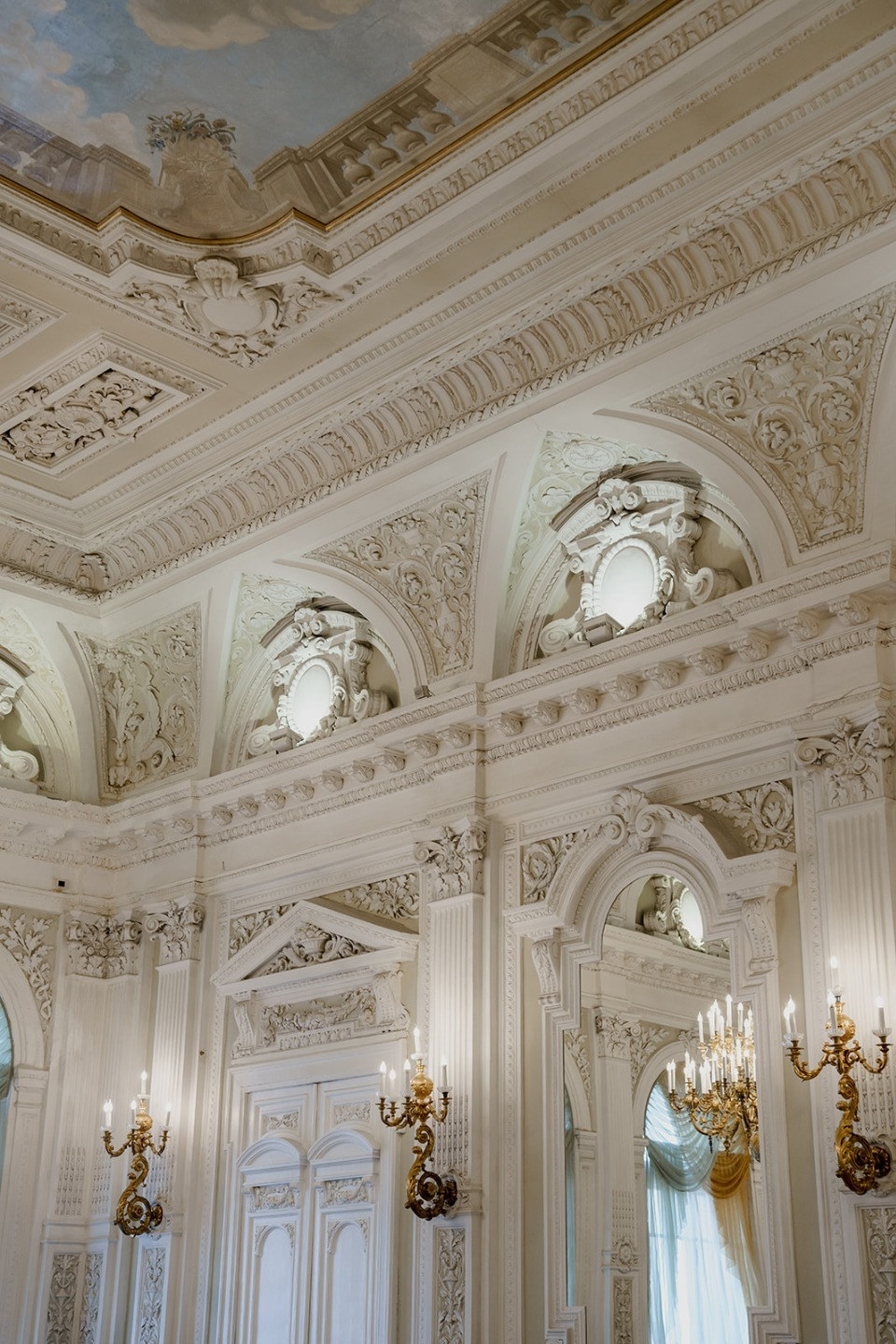ФОТО ИЗ СТАТЬИ: St. Petersburg style: лаконичная свадьба в светлых оттенках