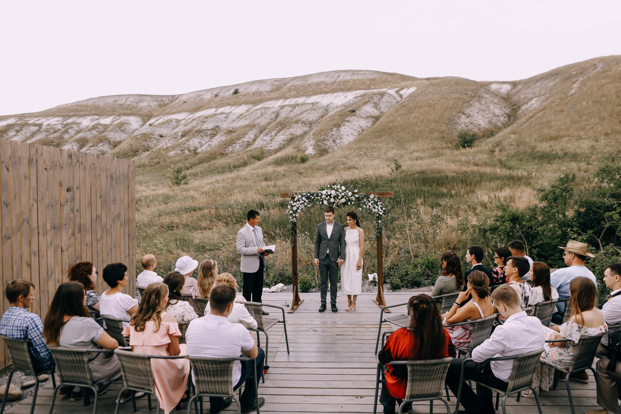 Бог соединил нас в холмах: уютная свадьба на природе