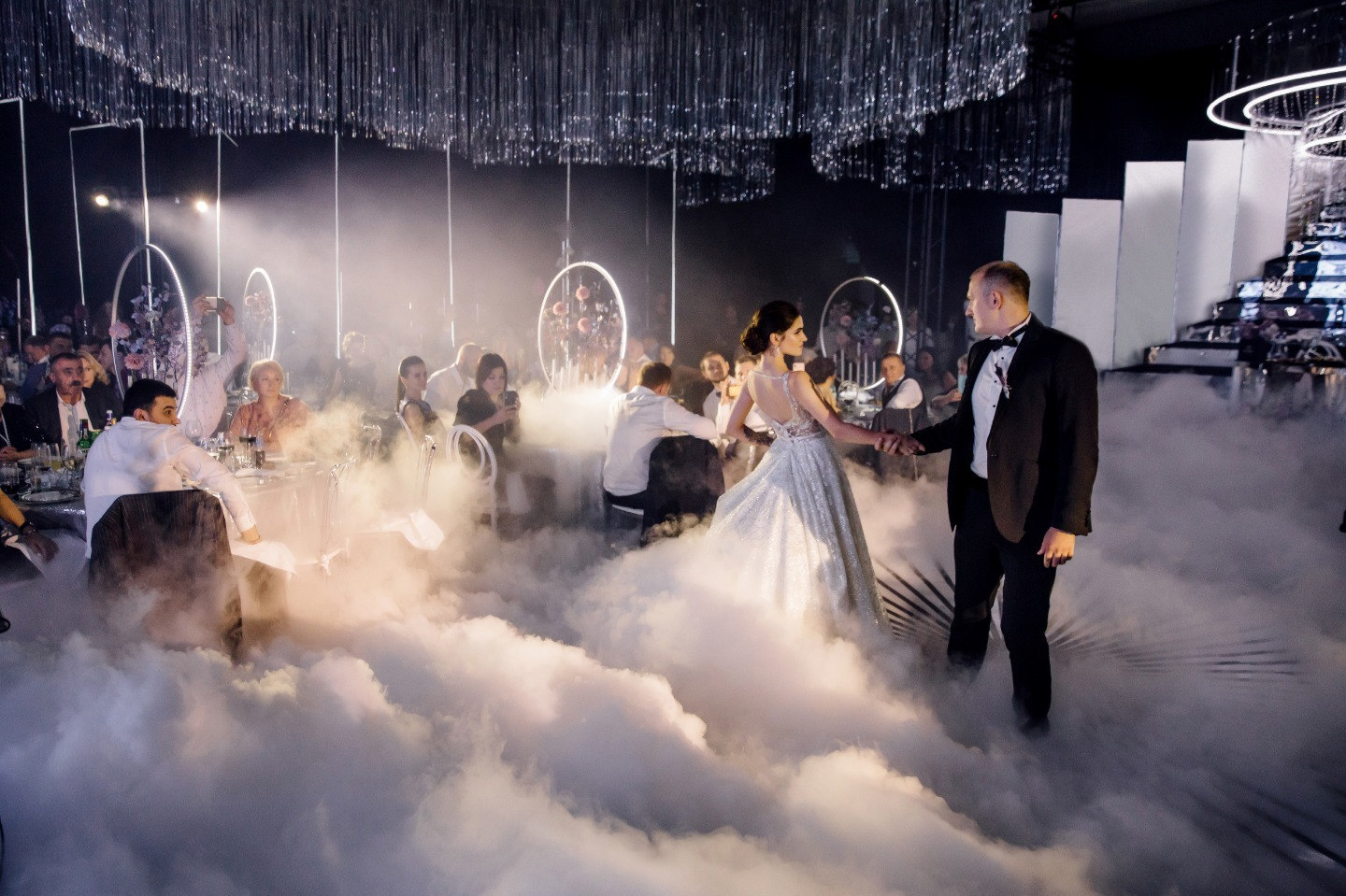 ФОТО ИЗ СТАТЬИ: Порталы времен: концептуальная свадьба в блестящей палитре