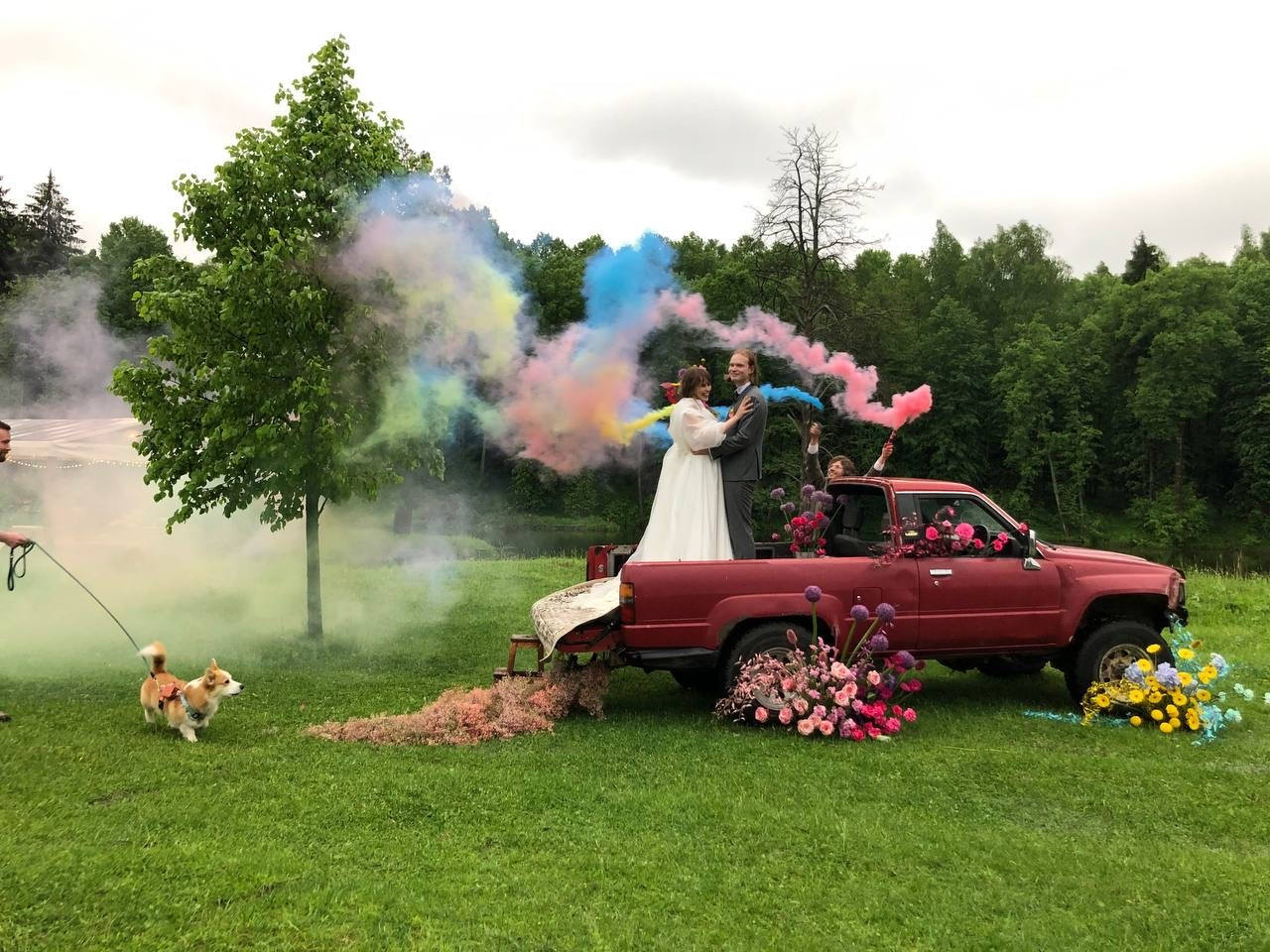 Цветочная поляна: яркая свадьба за городом