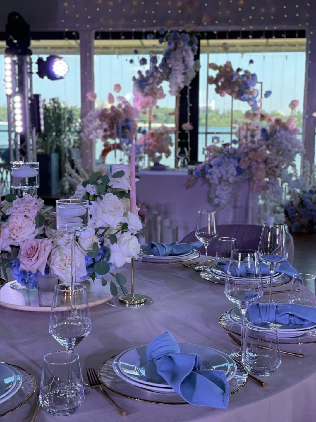 ФОТО ИЗ СТАТЬИ: Romance and classic: свадьба в ресторане с голубым акцентом
