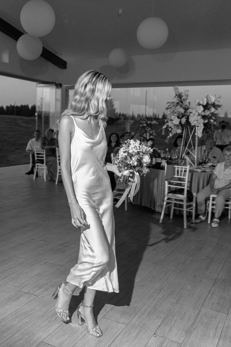 ФОТО ИЗ СТАТЬИ: White minimalism: душевная свадьба в гольф-клубе