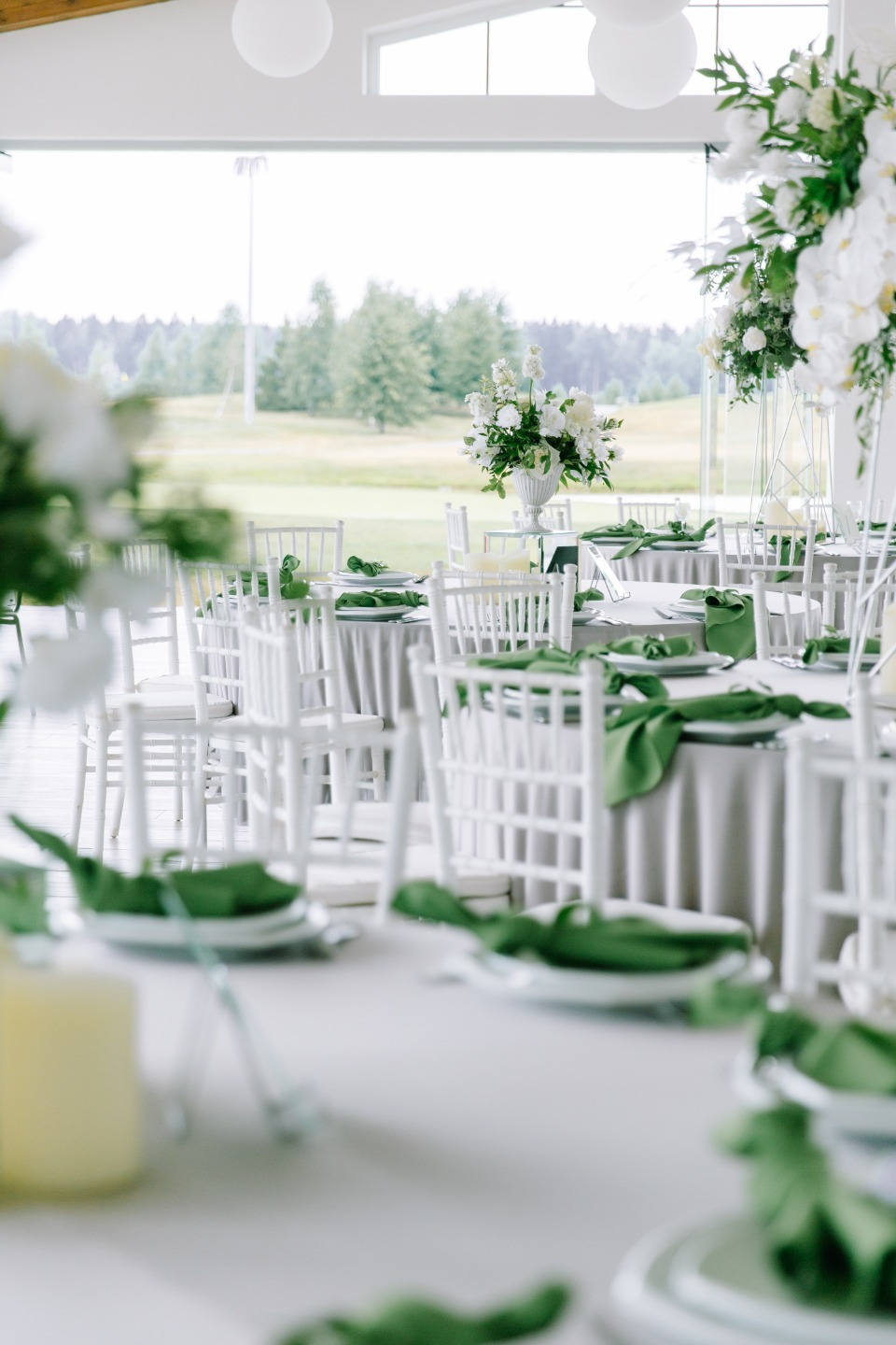 ФОТО ИЗ СТАТЬИ: White minimalism: душевная свадьба в гольф-клубе