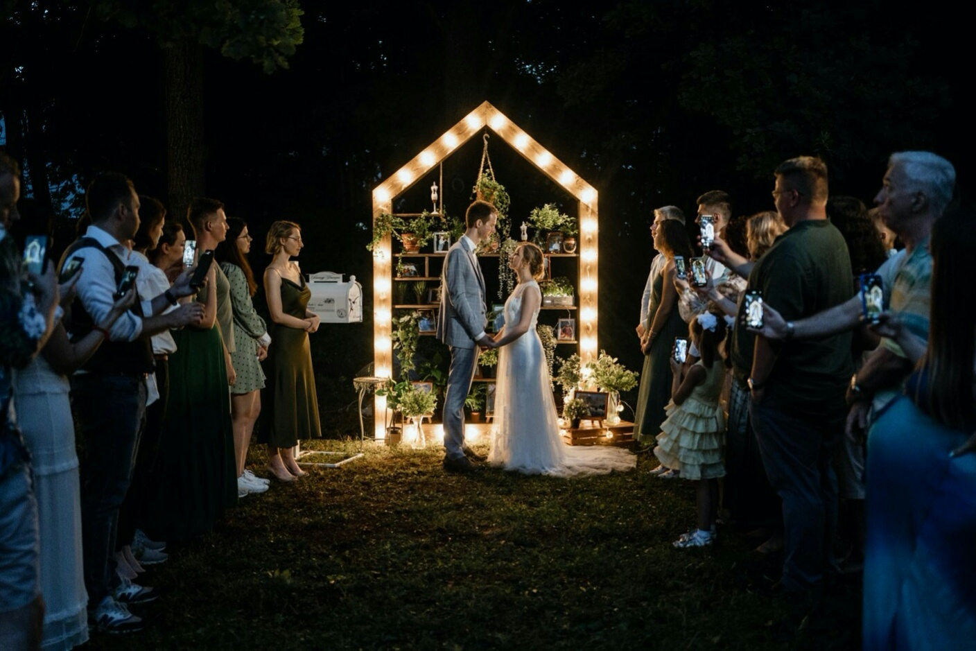 Свить гнездо: свадьба на веранде в окружении зелени